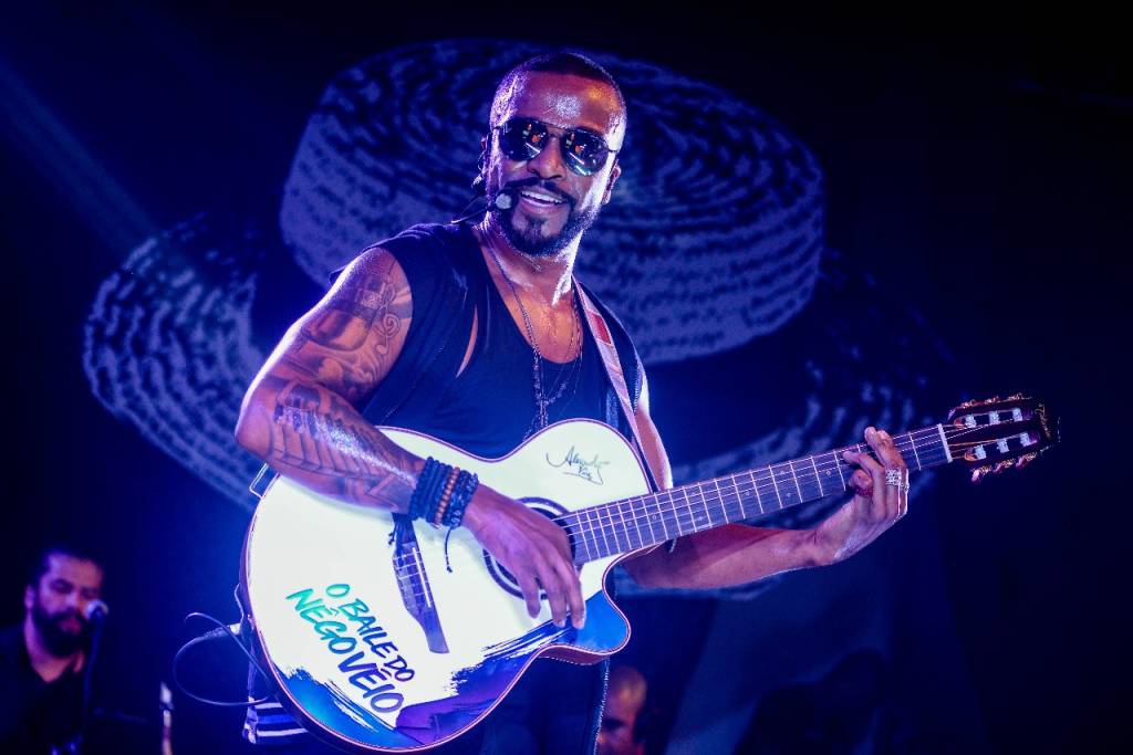 Alexandre Pires lembra sucessos do pagode e do axé dos anos 90 na Ribalta