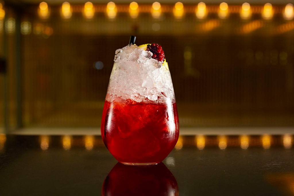 Bartenders de duas casas recebem convidados nos balcões