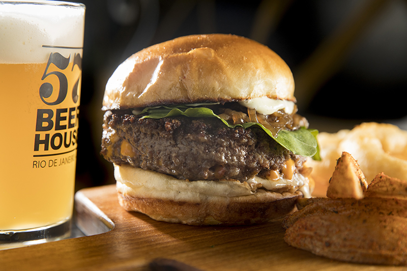 MonsterBurguer: carne recheada de queijo cheddar, bacon, cebola caramelada, rúcula e aïoli de bacon (R$ 37,00) para acompanhar os chopes