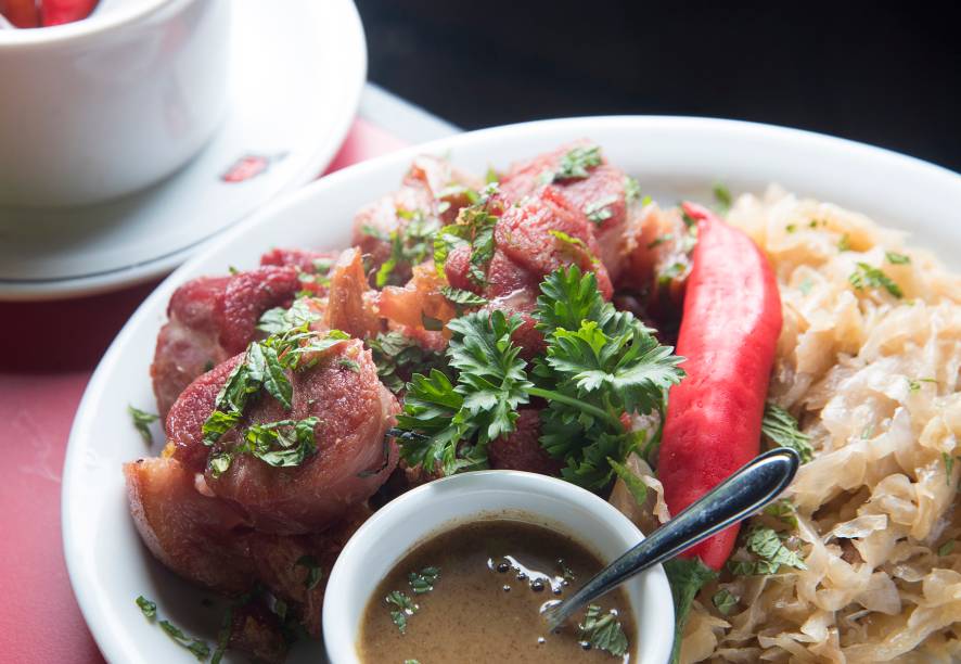 Joelho de porco aperitivo com chucrute e mostarda (R$ 43,00) Joelho de porco aperitivo com chucrute e mostarda (R$ 43,00)