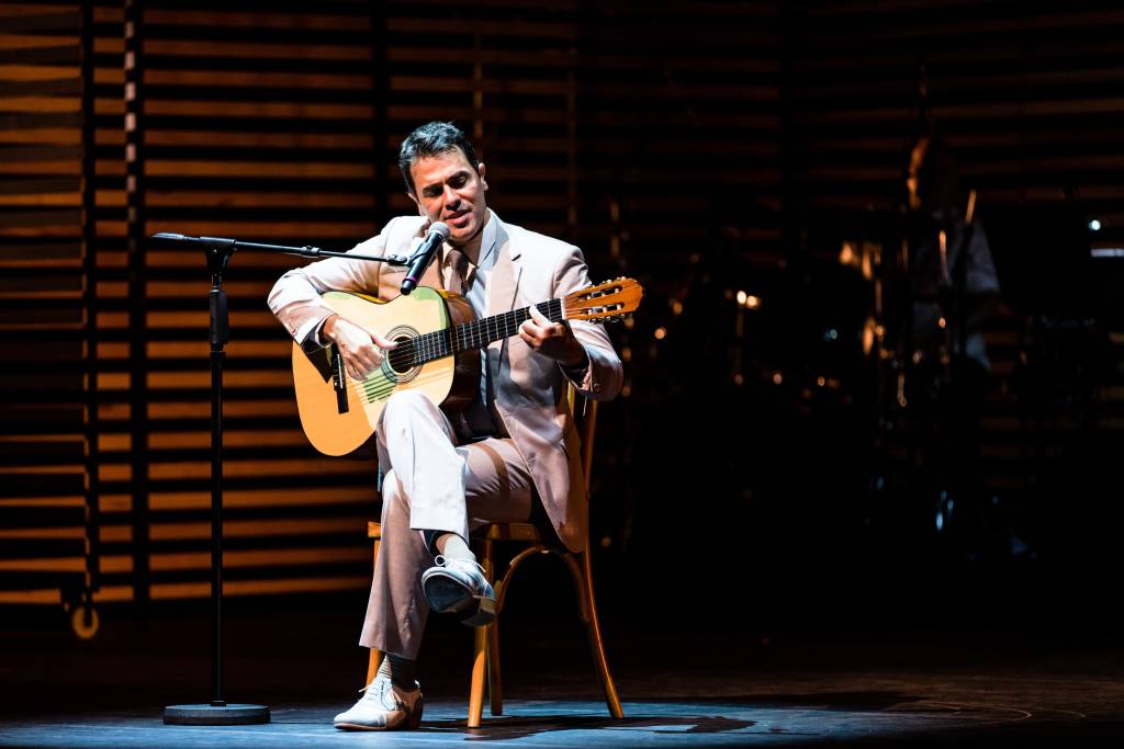 Teatros Adolfo Bloch e João Caetano reabrem com novos espetáculos