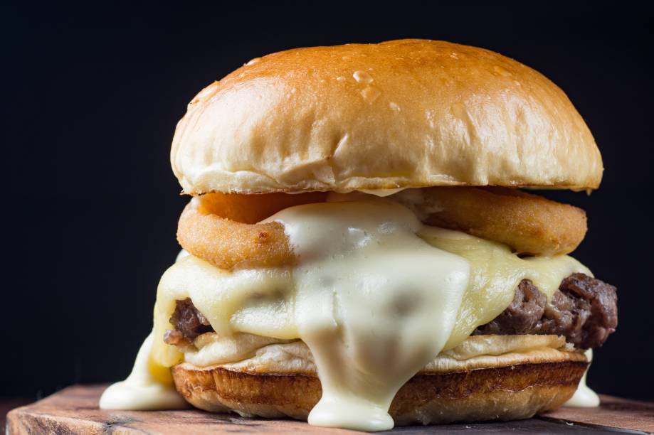 Hell's Burger: queijo monterrey jack, costela, anéis de cebola empanados e maionese trufada Hell's Burger: queijo monterrey jack, costela, anéis de cebola empanados e maionese trufada