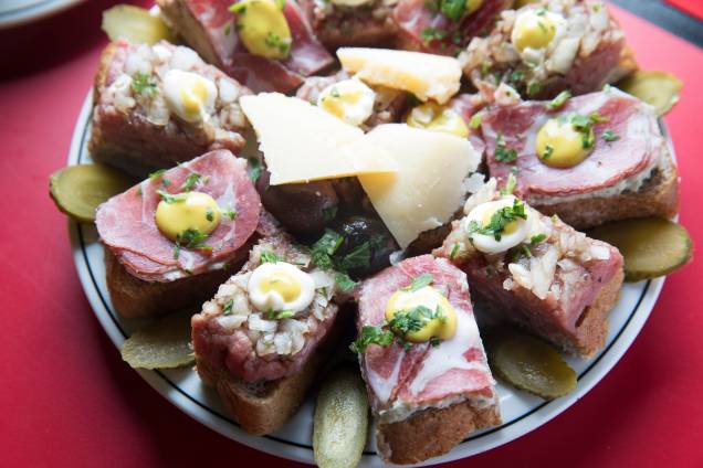 Canapés hackepeter (de carne crua) e blumenau (copa com gorgonzola): R$ 39,00, o prato misto Canapés hackepeter (de carne crua) e blumenau (copa com gorgonzola): R$ 39,00, o prato misto