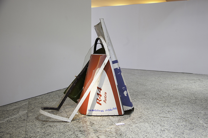 Marcos Amaro cria esculturas a partir de visitas à cemitérios de aviões