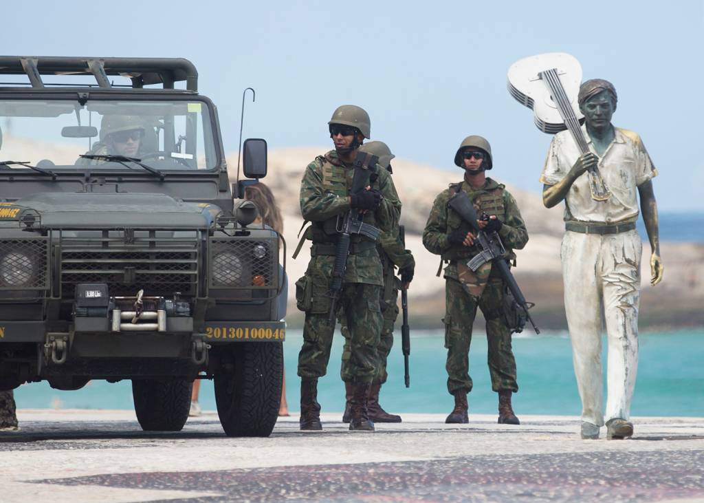 Intervenção gera fla-flu entre apoiadores e críticos na internet