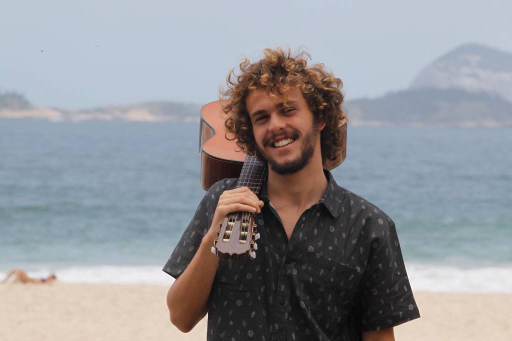 Pedro Bial dá empurrãozinho na carreira musical do filho