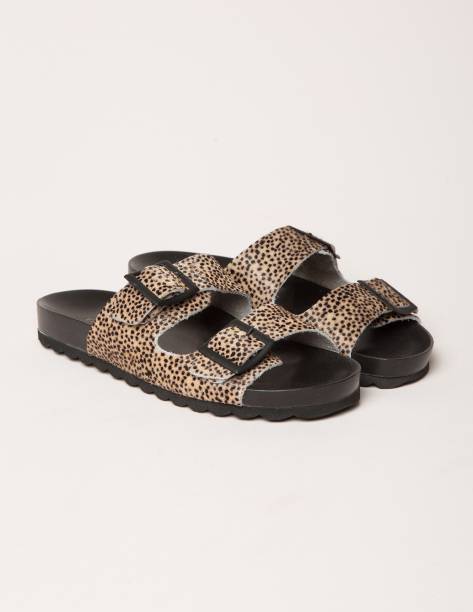 R$ 149,00. Sandálias do modelo birkenstock. Via Mia, Riosul 3º piso, ☎ 2542-9956