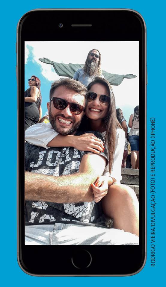 Barbudo rouba a cena em foto de casal no Cristo Redentor