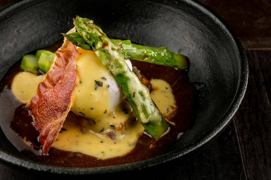 Ovo poché com molhos de carne e béarnaise, aspargos e presunto cru crocante Ovo poché com molhos de carne e béarnaise, aspargos e presunto cru crocante