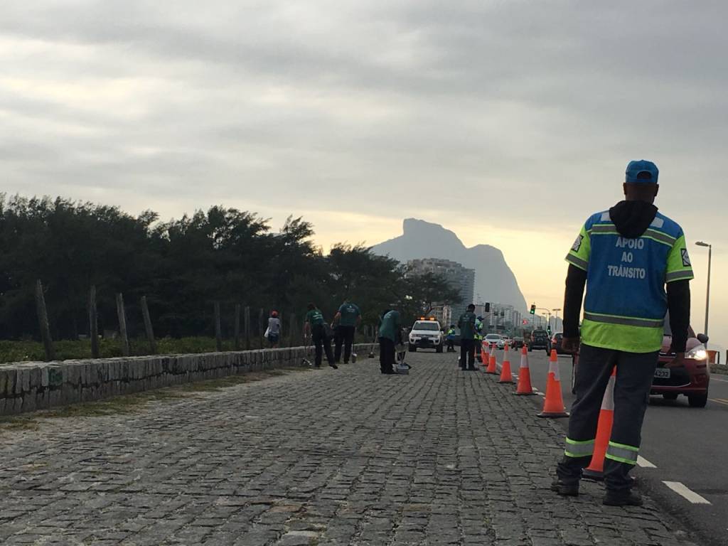 Lixo de maratona detona guerra entre corredores e surfistas