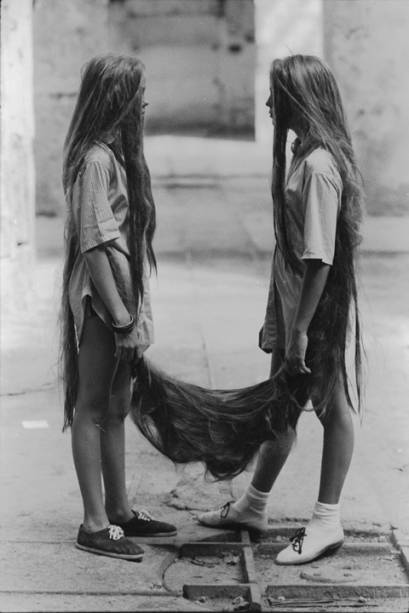 &rsaquo; Xif&oacute;pagas Capilares. Fotografia da ic&ocirc;nica performance de 1984, desenvolvida a partir de uma lenda concebida por Tunga: irm&atilde;s g&ecirc;meas, unidas pelo cabelo, s&atilde;o decapitadas porque n&atilde;o querem se separar. Reunidas na mostra, imagens da s&eacute;rie revelam como a narrativa era base para suas cria&ccedil;&otilde;es.