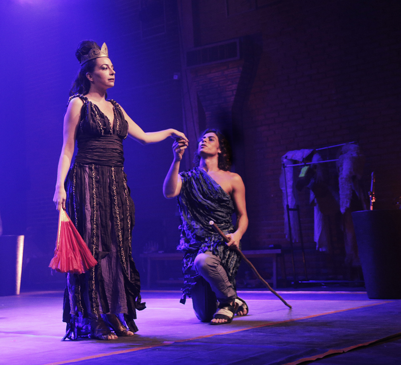 Crítica: paródia sobre Édipo é salva por (algumas) interpretações