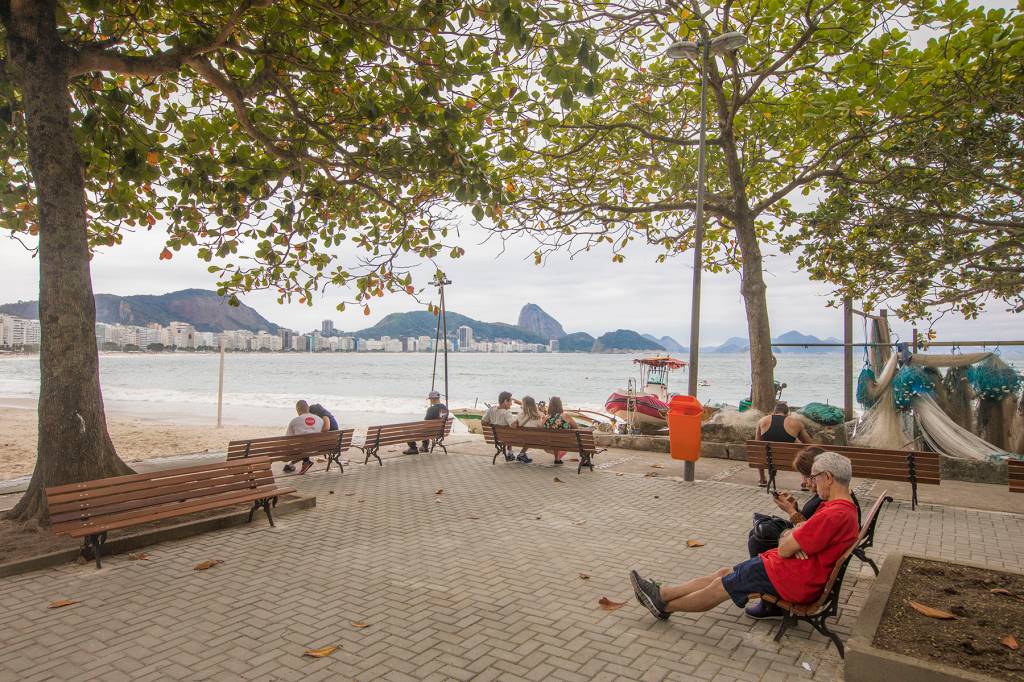 Moradores adotam pedaço da orla de Copacabana e reformam pracinha