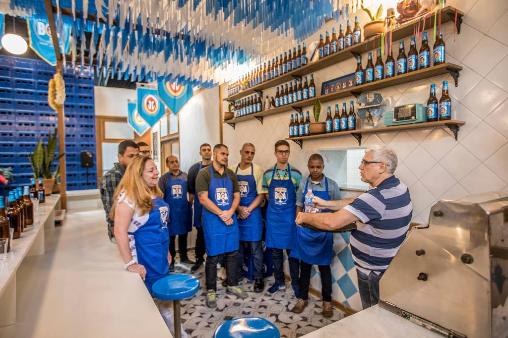 Curso de garçons faz sucesso na Fundição Progresso