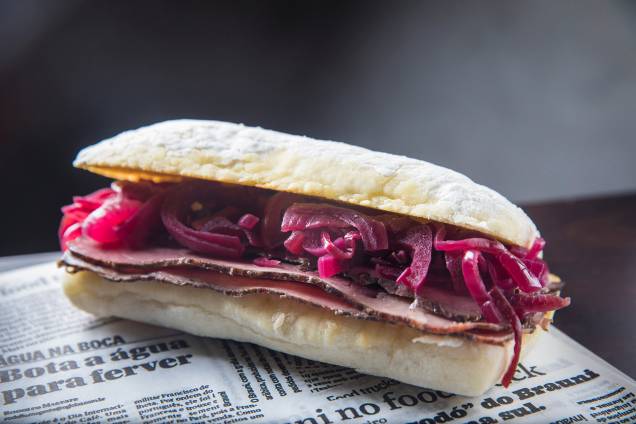 Sanduíche de pastrami e picles de cebola-roxa: dica do menu Sanduíche de pastrami e picles de cebola-roxa: dica do menu