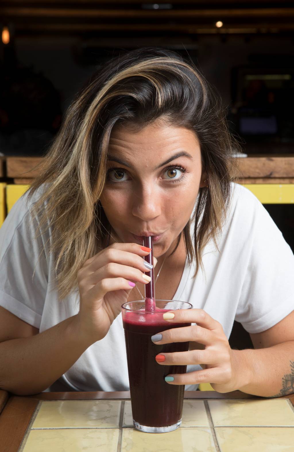 Pintar uma unha de cada cor volta a ser moda por influência de blogueiras