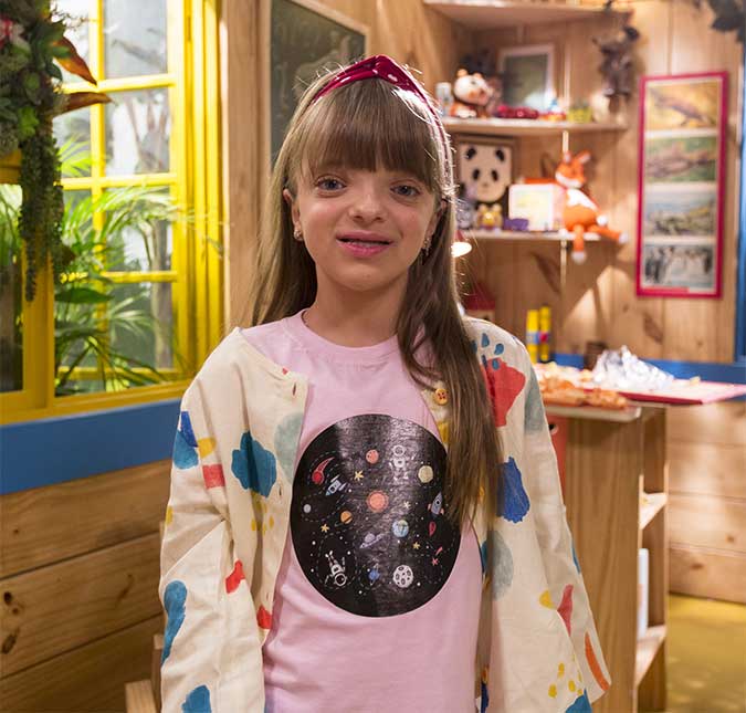 Rafa Justus emociona os pais tocando bateria e cantando em inglês