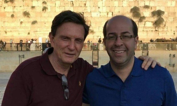 Investigado, Crivella tem celular apreendido e encontra Bolsonaro