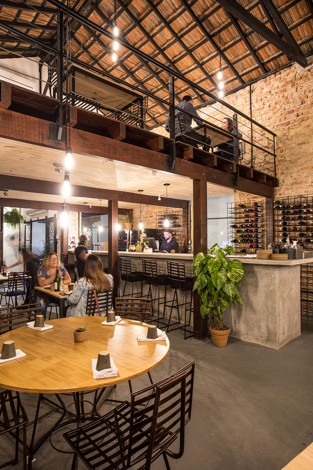 ambiente do Cru Natural Wine Bar