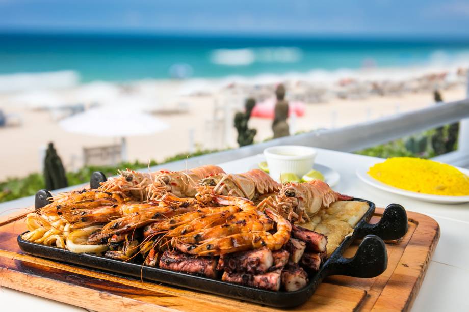 Frutos do mar, coquetéis e boa estrutura: confortona orla Frutos do mar, coquetéis e boa estrutura: confortona orla