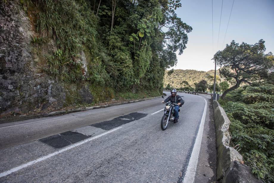 Subida (Km 84) - Remendo inadequado para a pista de concreto, o asfalto é só um paliativo: cede rapidamente sob o peso de ônibus e caminhões. No mesmo trecho, muretas destruídas por batidas aumentam os riscos para os motoristas e evidenciam o descaso. Em uma via com preços de pedágio a partir de 12,40 reais, a manutenção deixa a desejar