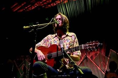 Rubel mostra novo disco em show intimista em Ipanema