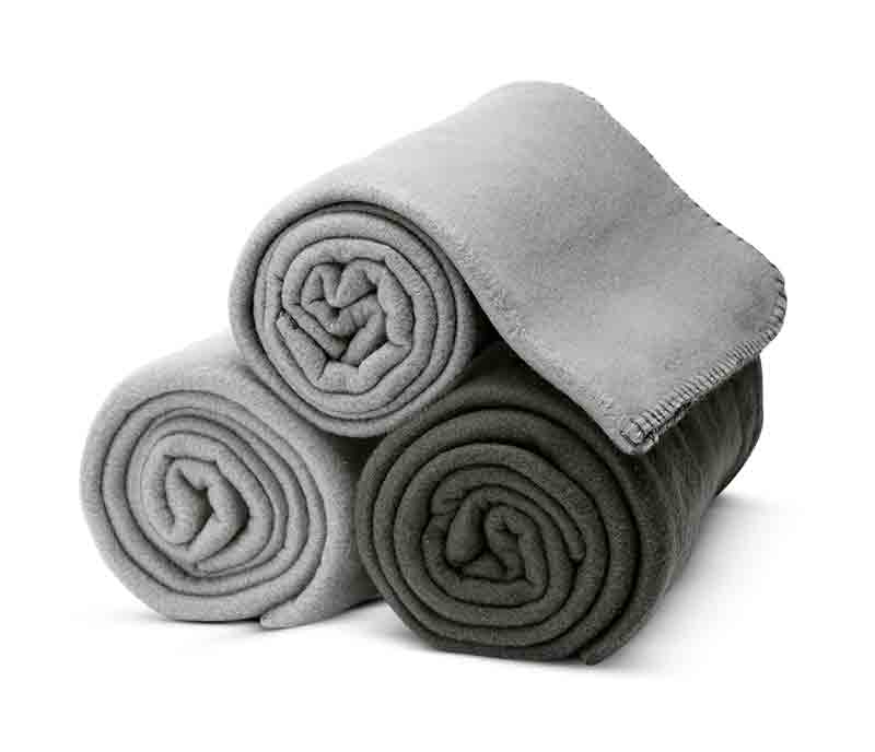 ONG transforma roupas doadas em cobertores