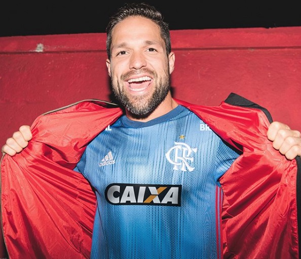 Flamengo ganha novo uniforme azul e feito de plástico reciclável