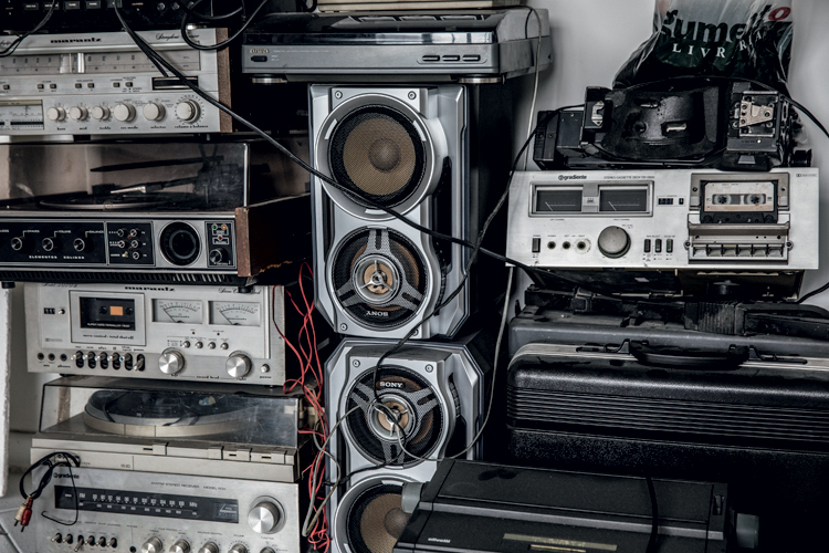 Empresa de reciclagem recupera aparelhos eletrônicos antigos