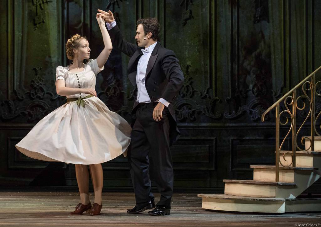 Crítica: Malu Rodrigues encanta como “A Noviça Rebelde”