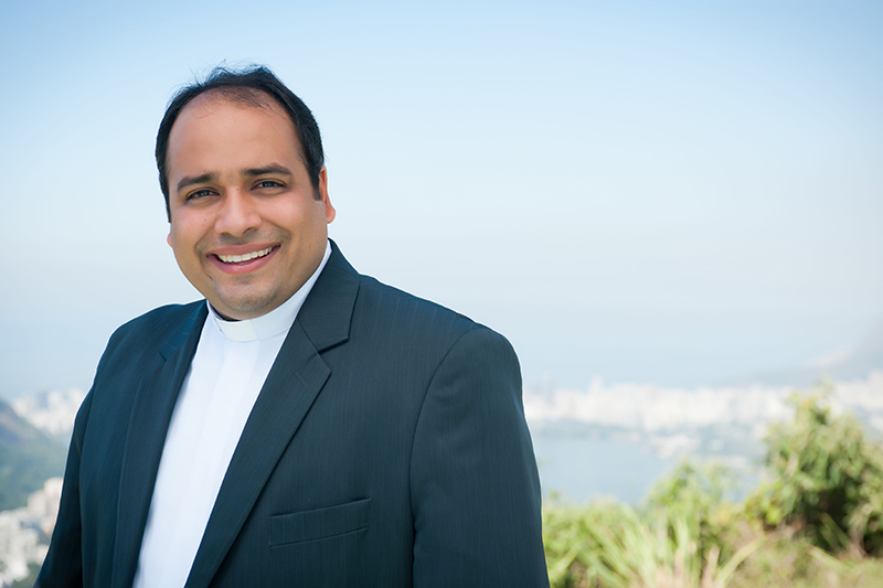 Padre Omar pede socorro para o Cristo Redentor