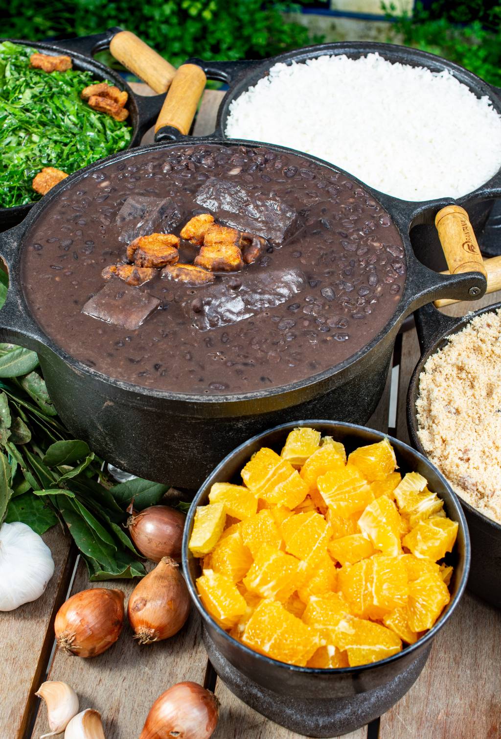 Le Cordon Bleu recebe a Mangueira em feijoada neste sábado (15)