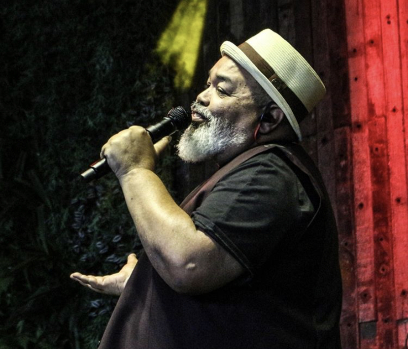 Jorge Aragão: prefeitura cobra R$ 1 milhão por dívida de sambabook