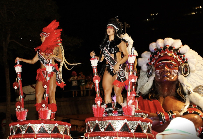 Cacique de Ramos faz aniversário de 62 anos com samba, feijoada e filme