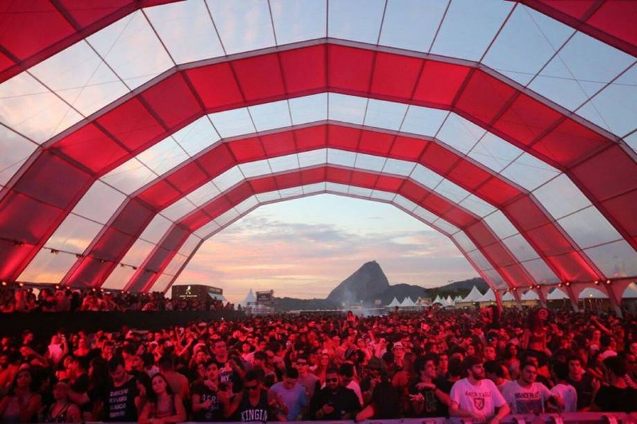 Com uma vista de tirar o f&ocirc;lego, o Rio Music Carnival agita a Marina da Gl&oacute;ria com atra&ccedil;&otilde;es musicais diversificadas como Dennis DJ e nomes da cena eletr&ocirc;nica