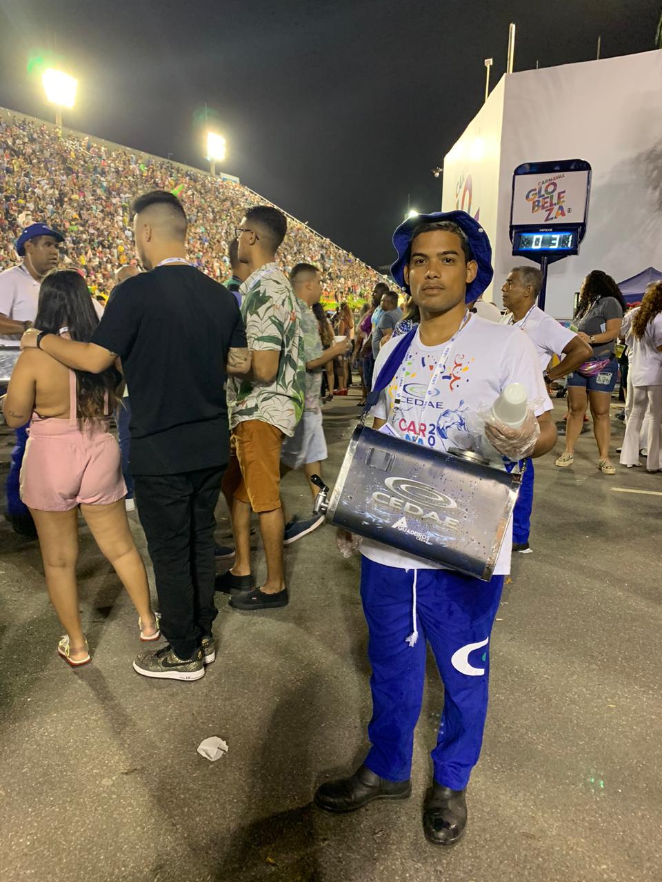 Cedae mantém tradição de distribuir água na Sapucaí