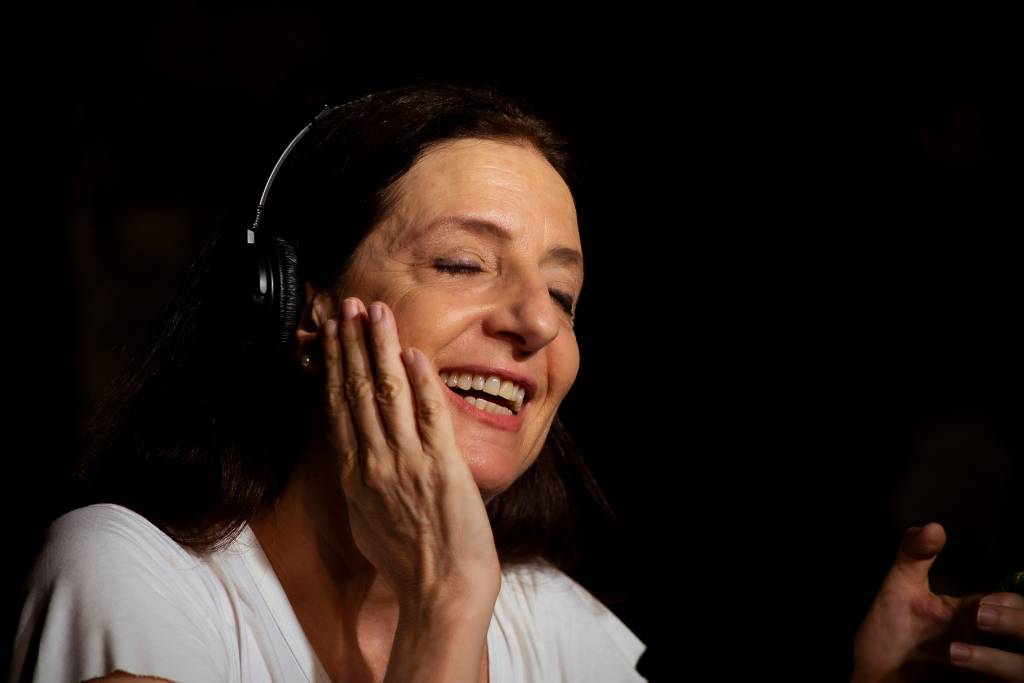 Atriz Clarice Niskier volta aos palcos com monólogo afetivo-musical