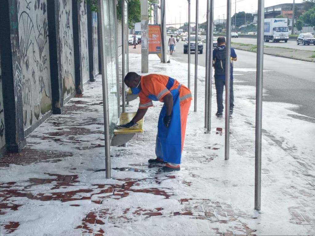 Comlurb começa a desinfetar lugares públicos no Rio