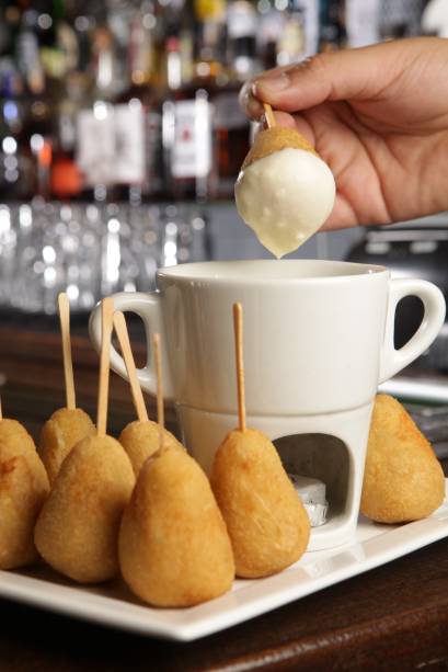Liga dos Botecos e Bar da Frente: fondue de coxinha Liga dos Botecos e Bar da Frente: fondue de coxinha