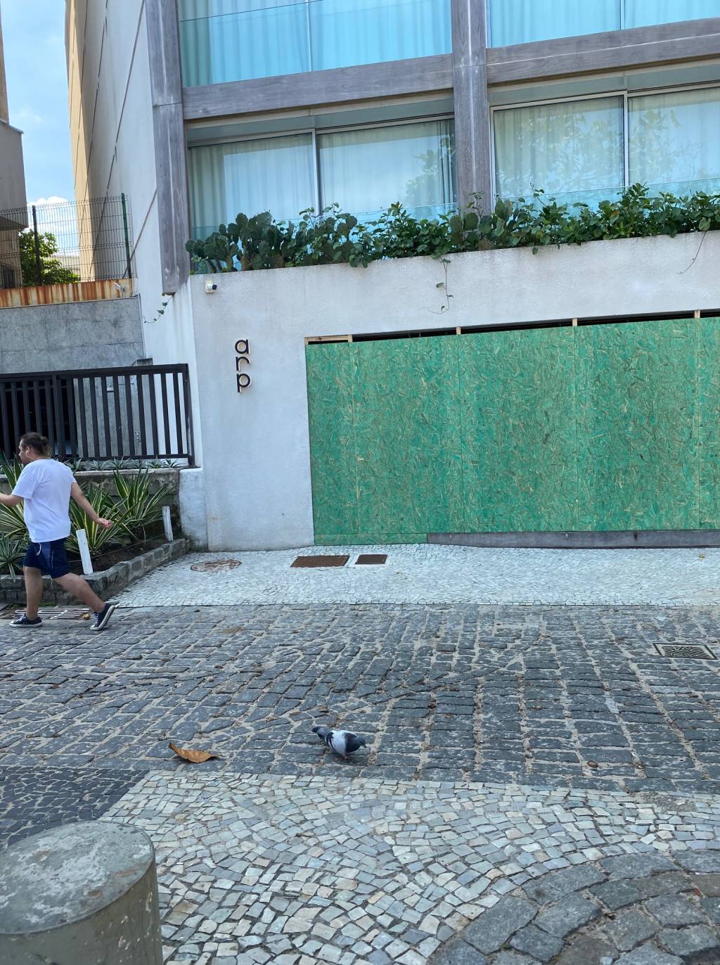 Coronavírus: hotéis do Rio instalam tapumes para evitar invasões