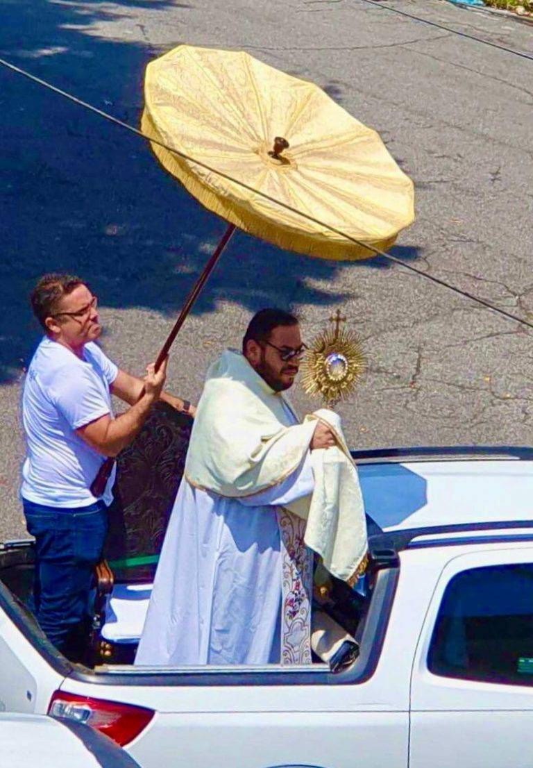 Sem poder rezar missa, padre faz procissão-solo em Inhaúma