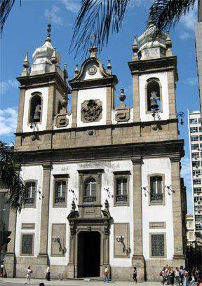 Igreja de São José, no Centro, troca água benta por álcool em gel