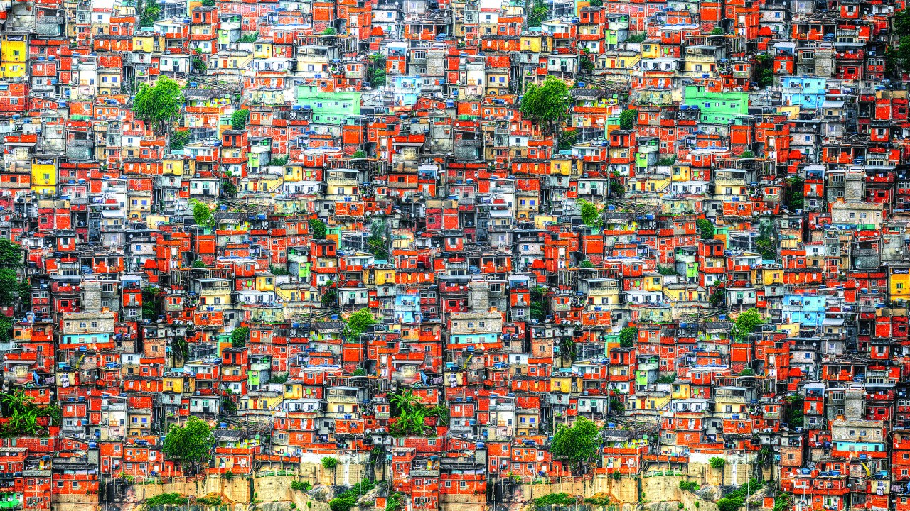 Reunião de casas coloridas em cima de um morro