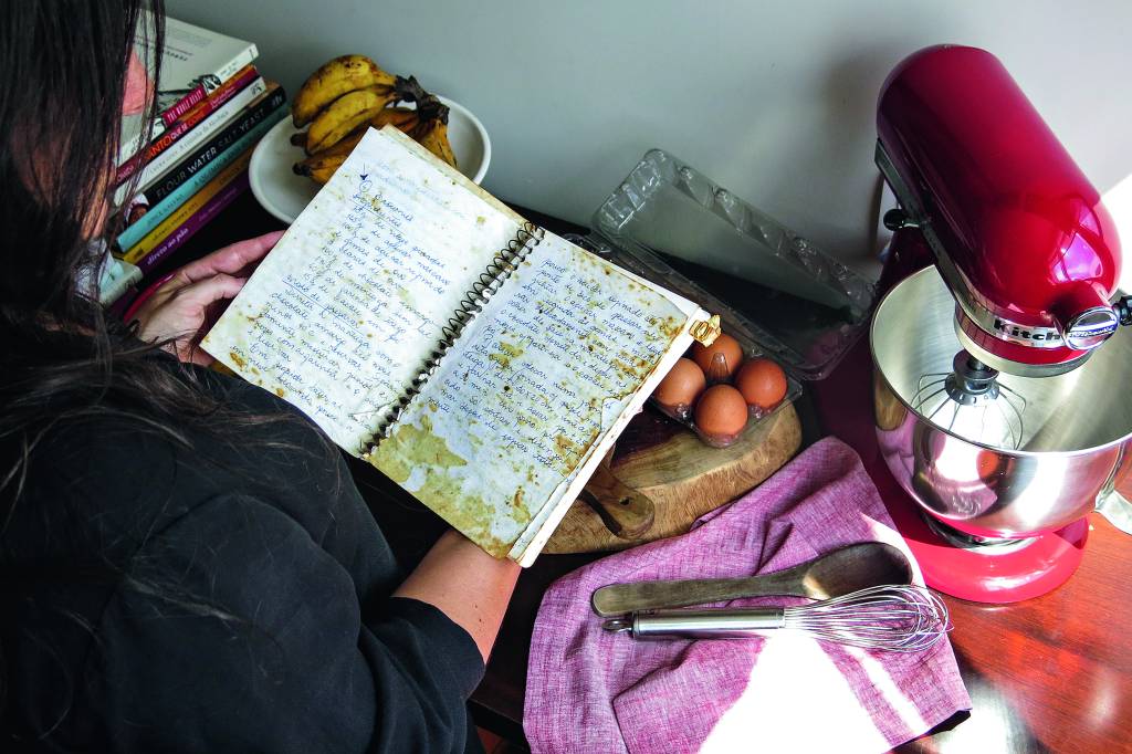 Cariocas redescobrem a cozinha em cadernos e livros de receitas