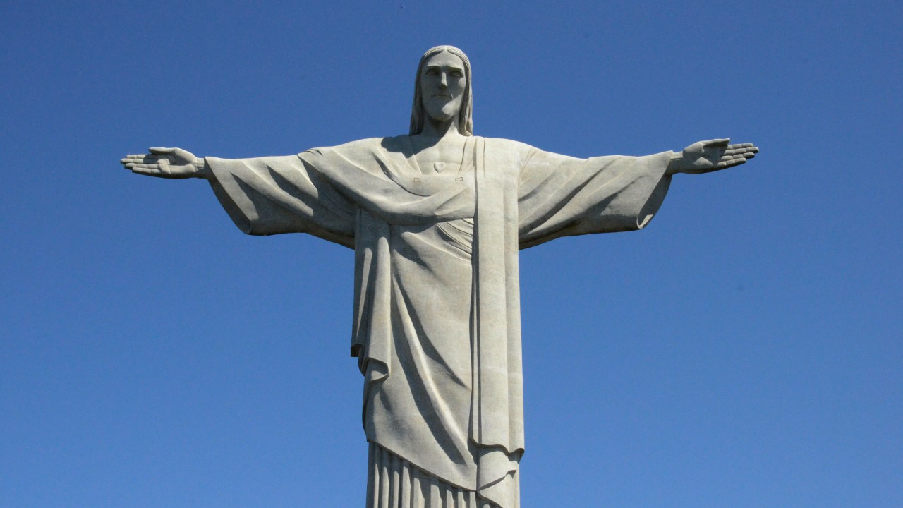 A imagem mostra o monumento do Cristo Redentor