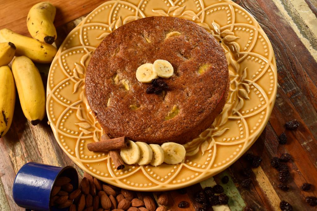 Quarentena: confeiteira ensina a fazer bolo de banana sem glúten