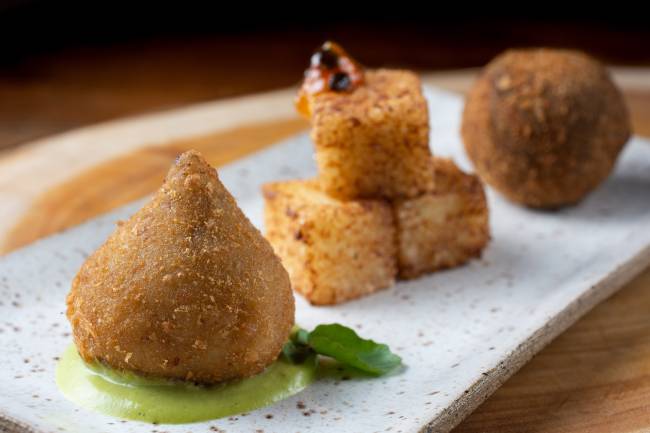 Malu Mello – Trio Brasileirinho – Coxinha de rabada, dadinho de tapioca, bolinho de feijoda – Crédito Lipe Borges (1)