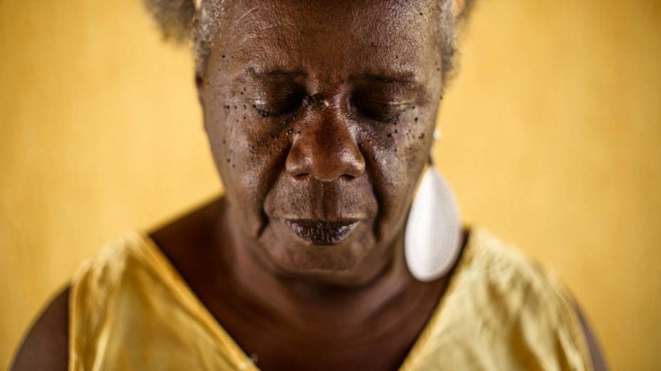 Conceição Evaristo de olhos fechados, num fundo amarelo