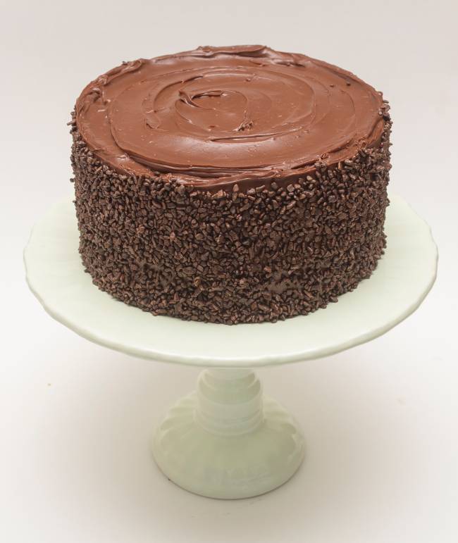 Enciclopédia dos Bolos_Bolo de baunilha com ganache de chocolate ao leite_Otávia Somavilla_Cred Emiliano Boccato Enciclopédia dos Bolos_Bolo de baunilha com ganache de chocolate ao leite_Otávia Somavilla_Cred Emiliano Boccato