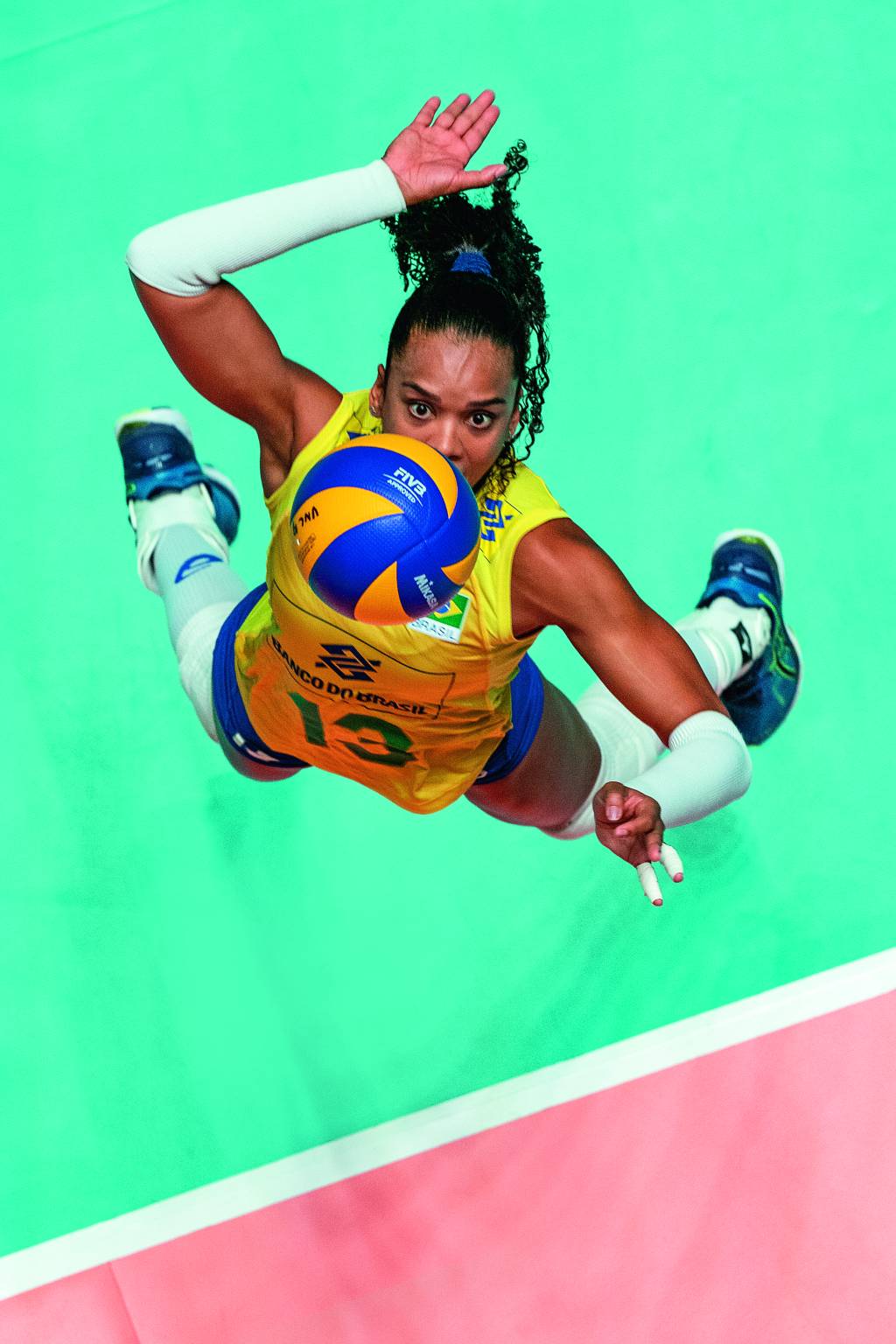 Atletas de alto padrão tentam manter o ritmo se exercitando em casa